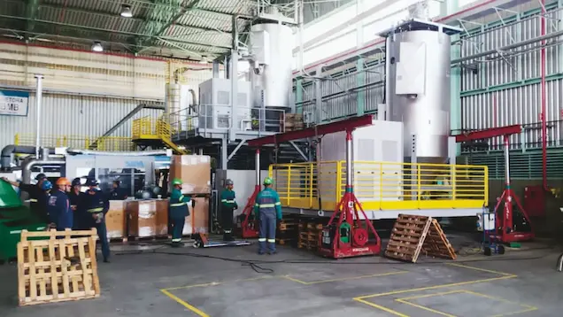 Remoção industrial em Campinas — movimentação de máquinas pesadas em galpão com equipe especializada